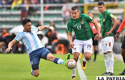 Enzo Pérez evita el ingreso de Jorge Flores, Bolivia terminó siendo superior a Argentina /APG