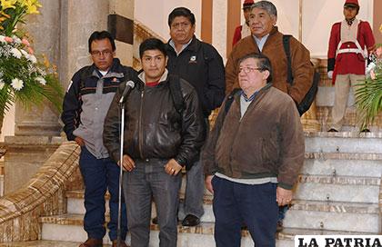 Guido Mitma junto a otros dirigentes en conferencia de prensa luego de reunirse con el Presidente Morales /ABI
