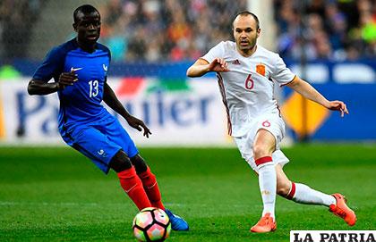 N´Golo Kante y Andres Iniesta en la acción del partido en el cual España venció a domicilio a Francia (0-2)