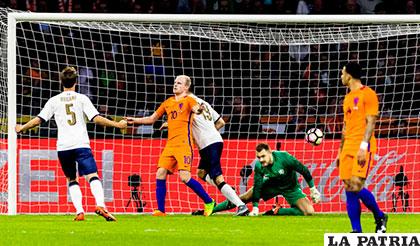 Holanda otro de los equipos que no pudo de loca, cayó en Ámsterdam 1-2 ante la selección italiana