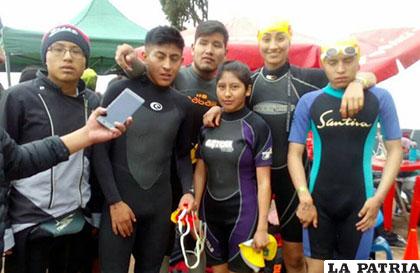 Los deportistas orureños que participaron del campeonato de triatlón