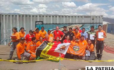 Los graduados junto a los instructores de Bélgica /SAR Bolivia