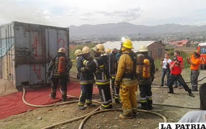 Ardua labor de los bomberos voluntarios durante la capacitación /SAR Bolivia