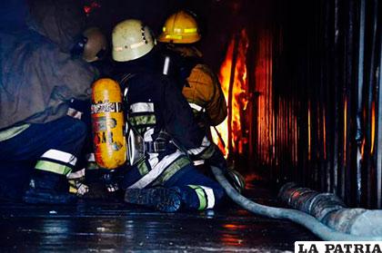 Combatiendo el fuego en el simulador de incendios /SAR Bolivia