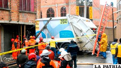 Insólito choque de un camión de aseo urbano de La Paz /ANF