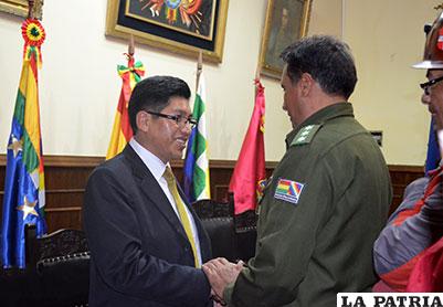 El fiscal departamental recibe la felicitación del comandante de la Policía en Oruro