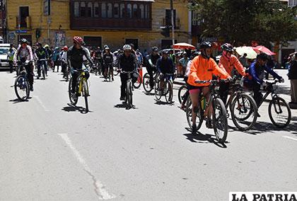 Durante la movilización de los ciclistas por la Plaza 10 de Febrero