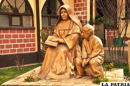 Escultura de Nazaria Ignacia y una fotografía de la hermana María Victoria Azuara, bendecida por un milagro