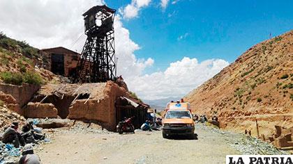 La ambulancia del SAR Bolivia en el exterior de la mina