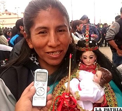 ROSMERY IQUISE: Debemos apoyar a nuestra Mamita porque nos la están ofendiendo, nosotros no debemos permitir eso, yo me siento muy triste por todo lo que está pasando pero al mismo tiempo estoy muy feliz, porque hay que ver cómo hoy (ayer) nos está bendiciendo, ella es lo más hermoso que tenemos en Oruro.