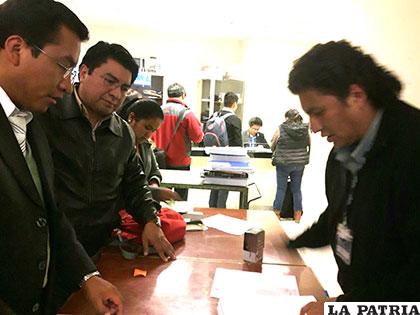Funcionarios del GAMO entregando estados financieros en La Paz /GAMO
