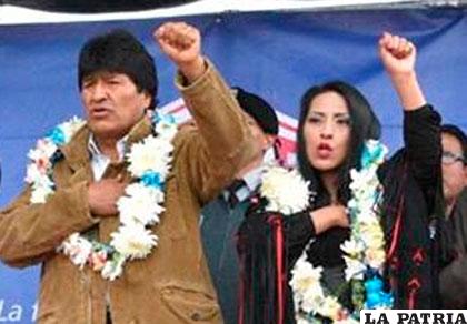 El presidente Evo Morales junto a la Ministra de Culturas Wilma Alanoca /Min. de Hidrocarburos