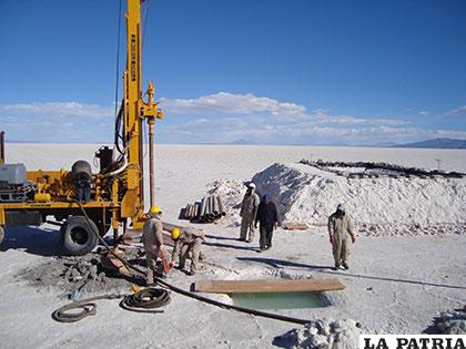 En el salar de Uyuni se desarrolla el megaproyecto de explotación e industrialización del litio. Se han hecho algunos avances significativos