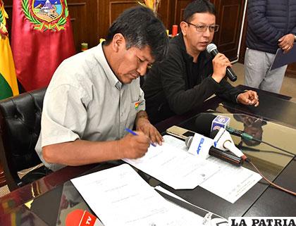 El gobernador de Oruro firma el decreto departamental e instó a apoyar al equipo 