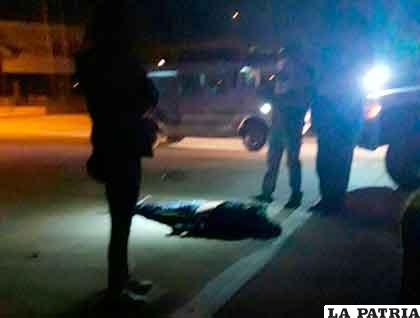 El sujeto yace en el asfalto, muerto tras ser atropellado