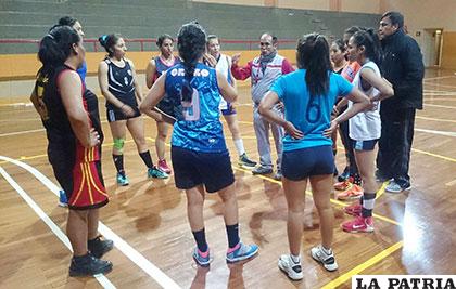 El director técnico Willman Flores, brinda algunas instrucciones a sus dirigidas