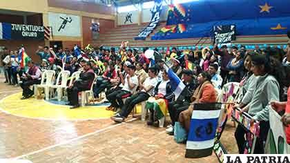 Deportistas durante la inauguración del torneo de fútbol de salón