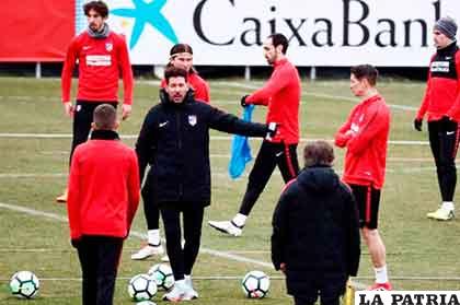 Simeone, brinda instrucciones a sus jugadores durante la práctica del plantel