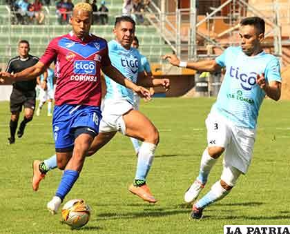 Jair Reinoso con el balón, fue autor del gol del cuadro orureño