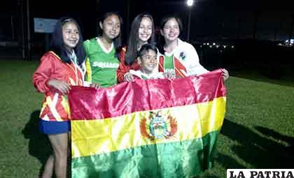Parte de los deportistas bolivianos que acudieron a la competencia