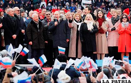 Presidente de Rusia, Vladimir Putin (centro), en un acercamiento con la gente