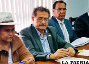 El alcalde Edgar Bazán (centro) afirma que desarrolla su trabajo a cabalidad pese a su lesión