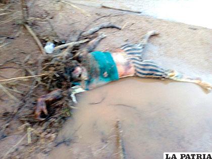 Cadáver de mujer es encontrado en estado de descomposición a orillas del rio Piraí