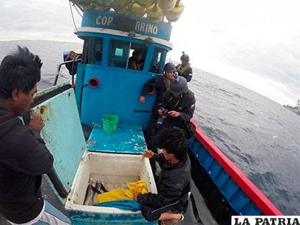 Autoridades chilenas revisando el pesquero /EFE/ARMADA DE CHILE