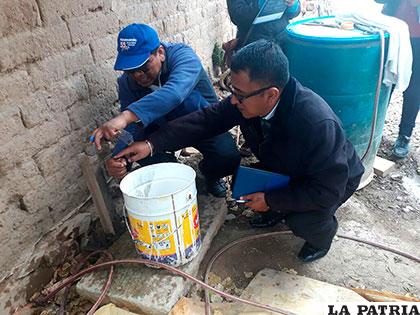 Vecinos demostraron a las autoridades la poca afluencia de agua que tienen en el sector