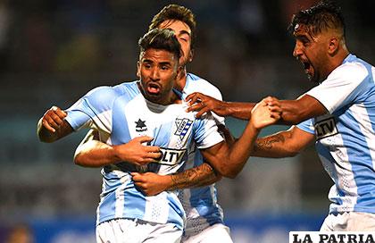 Futbolistas del Cerro uruguayo festejan la clasificación