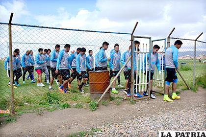 Los futbolistas dialogaron con el cuerpo técnico y abandonaron la cancha