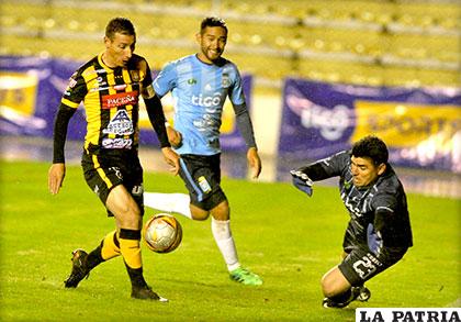 Escobar en la acción para superar a Suárez, anotó dos goles /APG