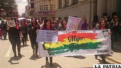 Mujeres piden respetar sus derechos en una marcha pacífica