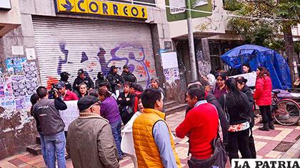 El grupo de 38 ex trabajadoras que hacen vigilia en Cochabamba exigen que se les cumpla con el pago de sus beneficios sociales /La Prensa