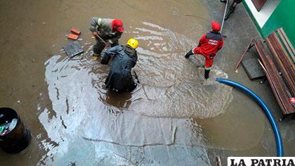 Personal de Bomberos trabaja en evitar una inundación mayor en la Felcc