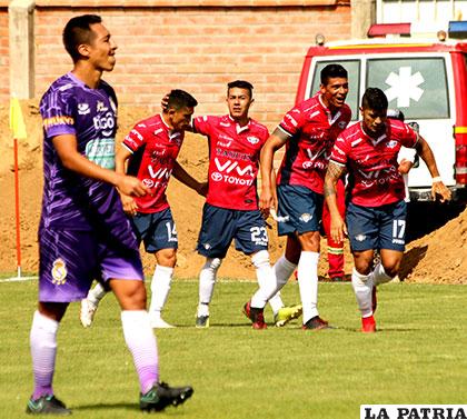 Celebran los jugadores de Wilstermann por el triunfo holgado ante Real Potosí /APG
