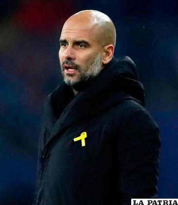 Pep Guardiola, entrenador del Manchester City luciendo el lazo amarillo /REUTERS