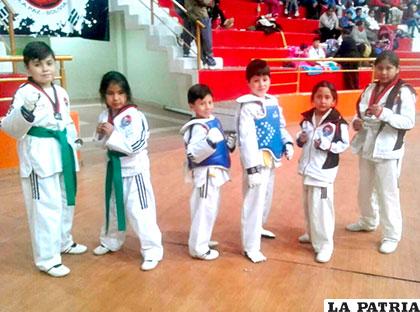 Parte de la delegación de taekwondo que participa en el torneo de Potosí
