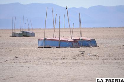 Lanchas de pescadores del Poopó que quedaron a orillas del lago seco hoy están deterioradas  /Archivo