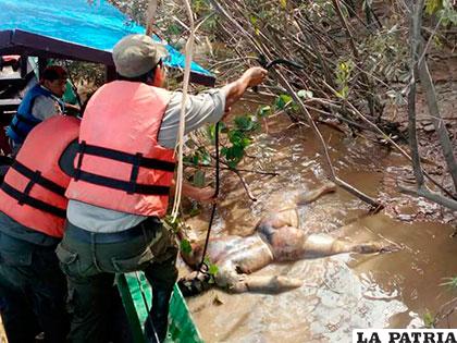 El cuerpo es rescatado del río /Marcos Uzquiano