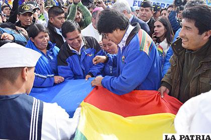 Morales cosió la bandera como símbolo de unión de los bolivianos ante la demanda marítima