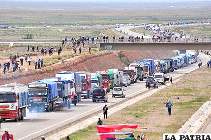 Una vista de la caravana de transporte pesado en la doble vía Oruro-La Paz
