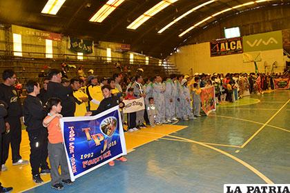 Los equipos participantes durante la inauguración del torneo de futsal de los 90