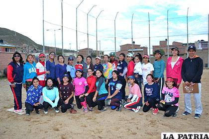 Las deportistas que son parte de la preselección boliviana de softbol