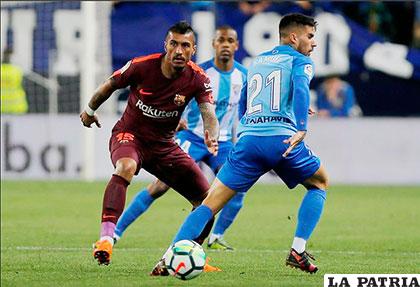Paulinho y Samuel disputan el balón, Barcelona de visita venció 2-0 al Málaga