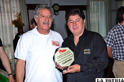 Salazar con su plaqueta junto a Víctor Vacaflor presidente del Club Oruro