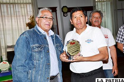 Idelfonso Álvarez con su plaqueta de subcampeón