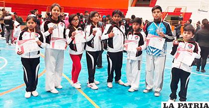 Deportistas orureños que participaron en el nacional de taekwondo en Potosí