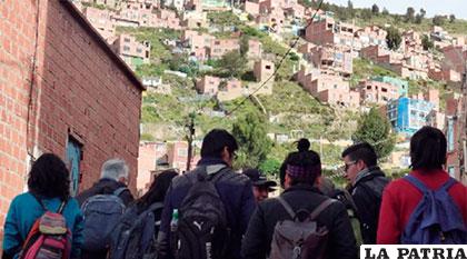 Estudiantes de sociología durante la investigación en Alto Pura Pura de la ciudad de La Paz /ANF