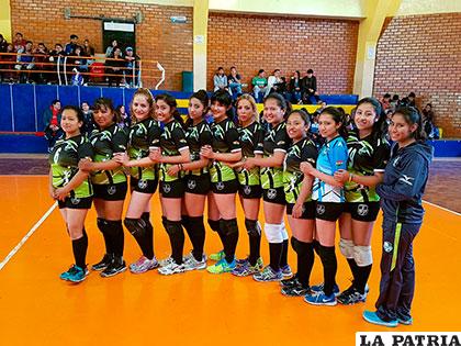 Jugó como líbero en Santa Rosa (voleibol)
